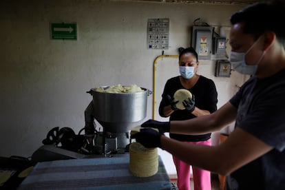 Fernando Lozano Galicia y Martha Hernandez Carrillo trabajan en la tortilleria "Tortillas La Abuela," en Ciudad de México.