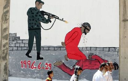 Un mural en Tr&iacute;poli conmemora la matanza de un millar de presos en la c&aacute;rcel de Abu Salim, en 1996.