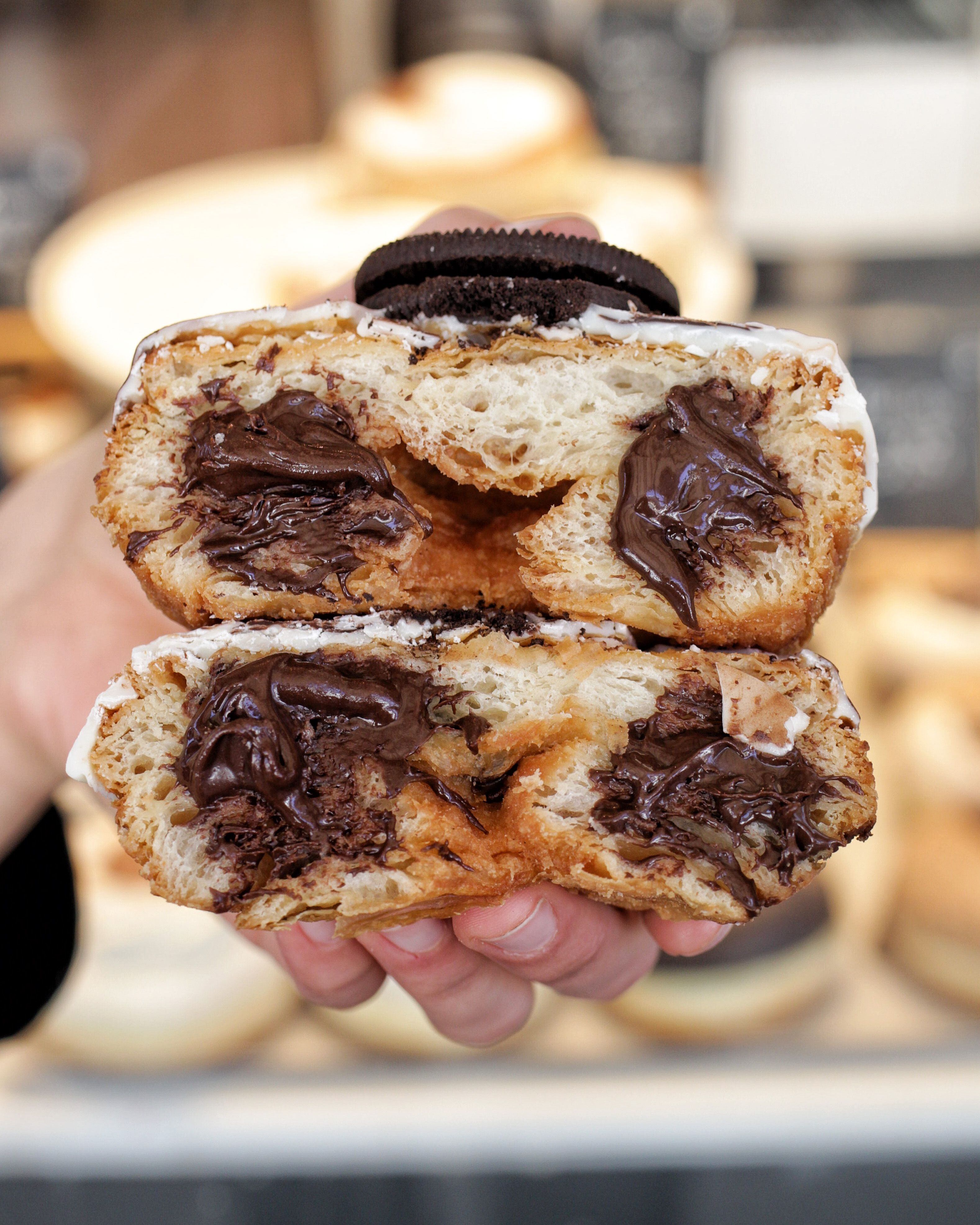 Un 'cronut', mitad croissant mitad donut, relleno de crema de chocolate.