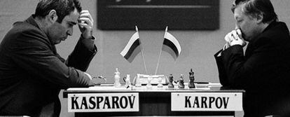 Kaspárov y Kárpov, durante una partida en el Torneo de Linares de 2001.