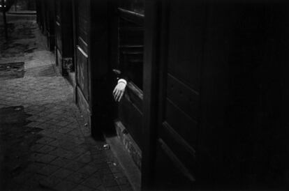 'Cervecería alemana'. Madrid, 1960. La fotografía de Cualladó se caracteriza por su sencillez y, a la vez, su poesía, una estética cercana al cine neorrealista italiano.
