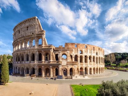 The Roman Colosseum was built using concrete with added quicklime.