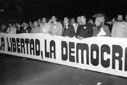 Fraga en la manifestación de rechazo al 23-F, en 1981, entre Marcelino Camacho y Rodríguez Sahagún.