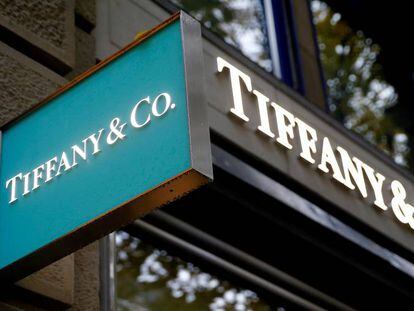 El logo de la joyería Tiffany, en una tienda de Zurich, Suiza.