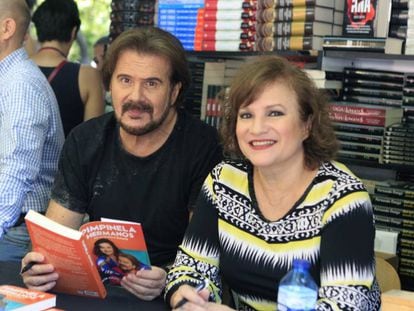 El d&uacute;o Pimpinela, durante la firma de ejemplares de su libro el pasado s&aacute;bado en la Feria.