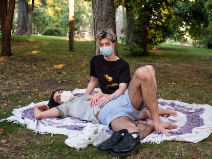 Santiago Daza (22) y Christian Fortún (22), en el Parque del Retiro