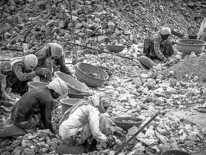 Trabajadores de minas de cal en Piduguralla (India).