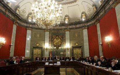 El juicio se celebra en el salón de plenos del Supremo, la sala donde juzgaron el 'caso Marey', Filesa, la que albergó el primer juicio de los GAL y el segundo sobre la financiación ilegal del PSOE.