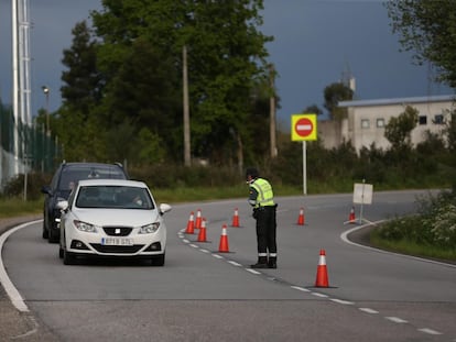 Un agente de la Guardia Civil realiza un control.