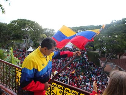 Nicolás Maduro ondea una bandera, en un mitin este sábado en Caracas.