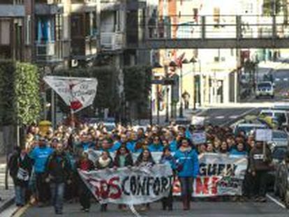 Los trabajadores de la planta de Edesa en Basauri (Vizcaya) se han manifestado hoy para reclamar a la Corporaci&oacute;n Mondrag&oacute;n (MCC) que se posicione sobre la posibilidad de mantener esta f&aacute;brica activa. 