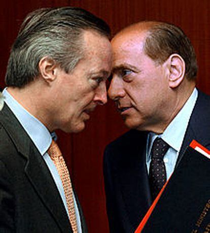El ministro español de Exteriores, Josep Piqué (izquierda), junto al primer ministro italiano, Silvio Berlusconi.
