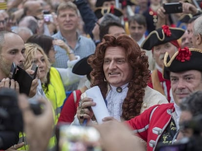 L'actor Toni Albà amb els figurants de la Coronela.