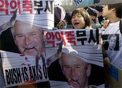 Miembros de grupos activistas surcoreanos se manifiestan en cointra de la visita de Bush