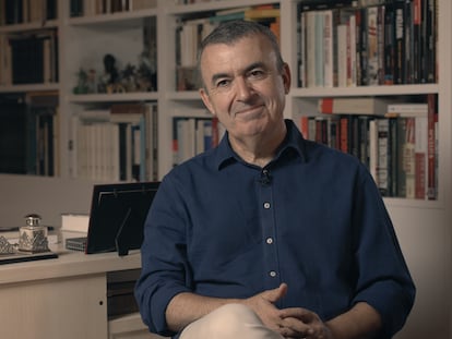 Lorenzo Silva, en su biblioteca en septiembre.