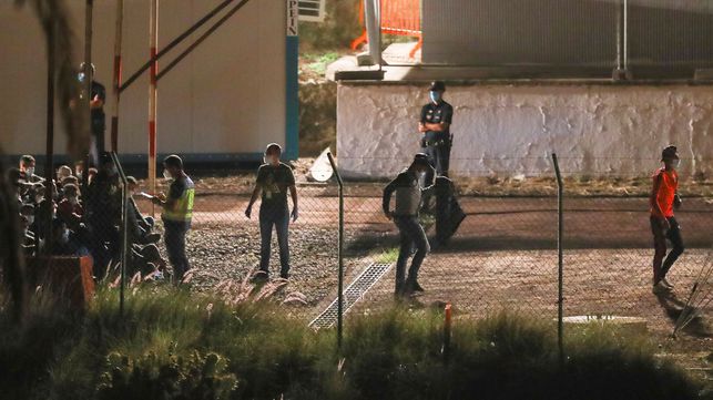 Migrantes a la espera de ser instalados en el campamento instalado en el antiguo polvorín de Barranco Seco (Las Palmas de Gran Canaria).