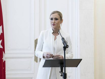 Cristina Cifuentes anuncia su dimisión ante la prensa el pasado abril.