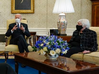 El presidente de EE UU, Joe Biden, junto a la secretaria del Tesoro Janet Yellen.