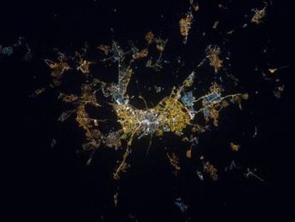 Investigadores de la Universidad Complutense de Madrid quieren concienciar del impacto de la luz artificial con el proyecto ‘Cities at Night’
