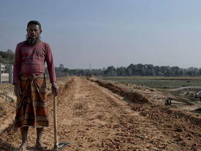 Un joven rohingya del campo de refugiados de Jamtoli, trabajando como obrero en la nueva carretera que ha de conectar Bangladés y Myanmar.