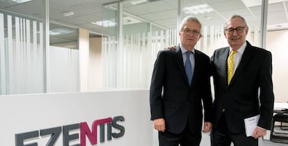 Guillermo Fernández-Vidal, presidente de Ezentis, y Luis Solana, su antecesor.