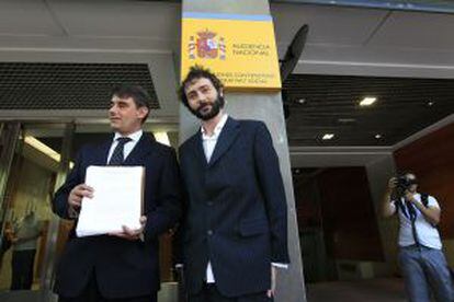 Juan Moreno Yagüe y Francisco jurado entregan la querella en el Decanato de la Audiencia Nacional