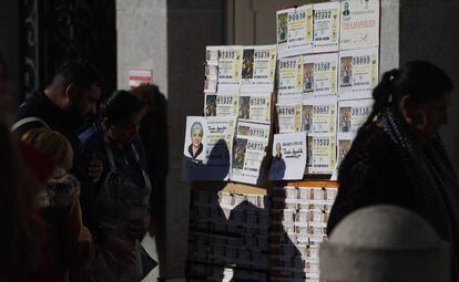 Colas para comprar lotería en Madrid.