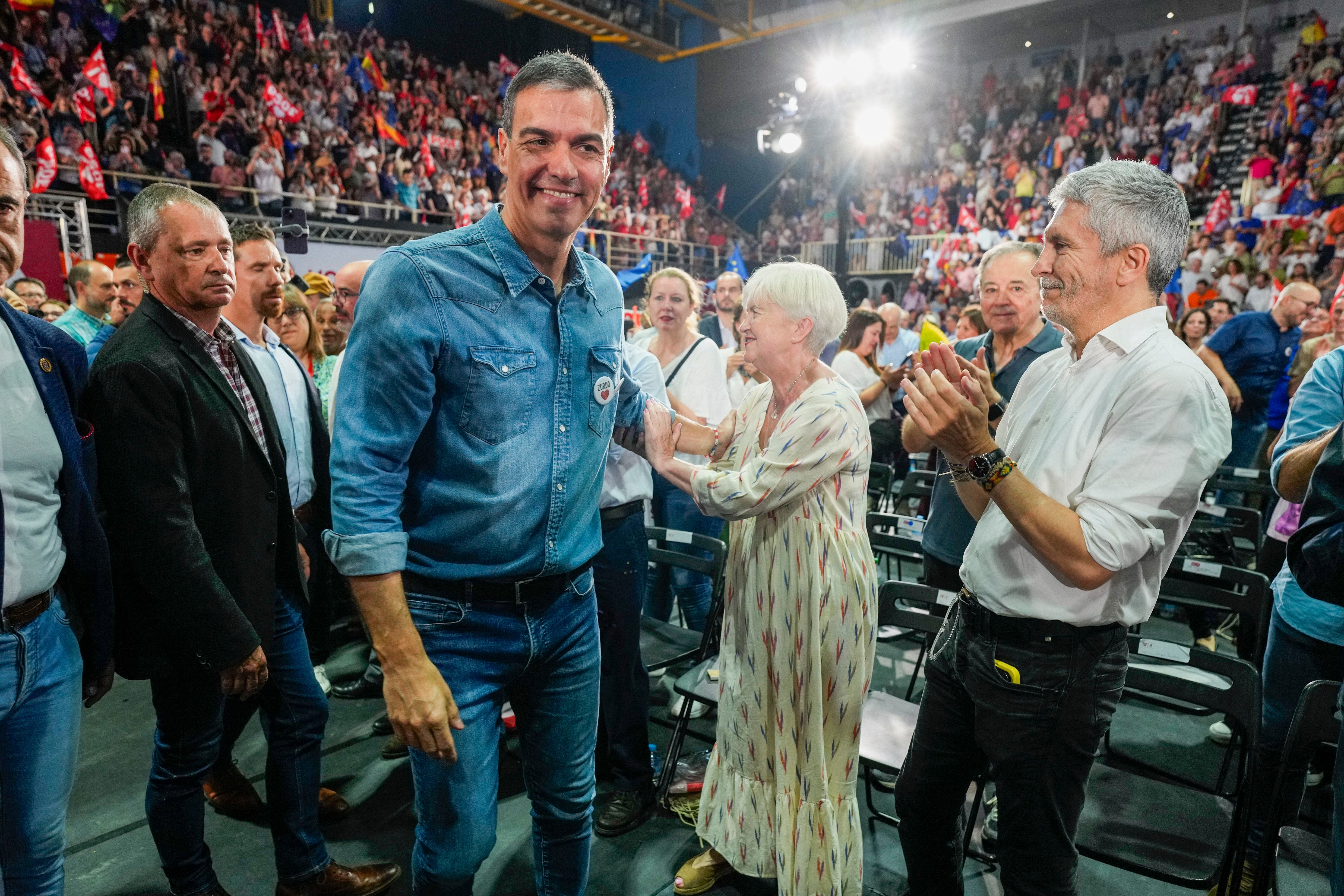 FUENLABRADA (MADRID), 07/06/2024.- El presidente del Gobierno, Pedro Sánchez, y el ministro del Interior, Fernando Grande-Marlaska (d), durante el acto de cierre de campaña del PSOE para las elecciones europeas celebrado este viernes en Fuenlabrada. EFE/Borja Sánchez-Trillo
