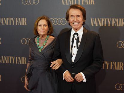 Raphael y su mujer, Natalia Figueroa, durante el premio al Hombre del año de la revista Vanity Fair, el pasado 30 de noviembre.