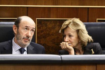 Rubalcaba y Salgado en sus escaños en el Congreso.