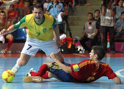 Boned se lanza al suelo ante el brasile&ntilde;o Vinicius en la final del Mundial.