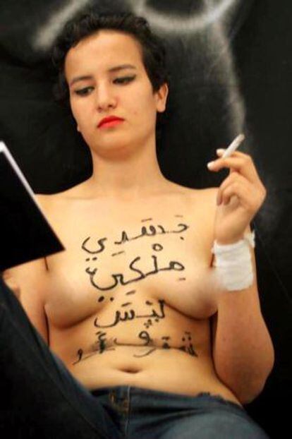 Amina Tyler, desnuda y fumando en su página de Facebook.