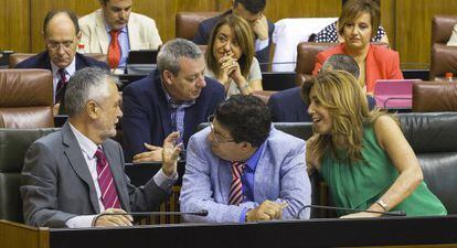 Jos&eacute; Antonio Gri&ntilde;&aacute;n habla con Diego Valderas y Susana D&iacute;az, en el Parlamento.