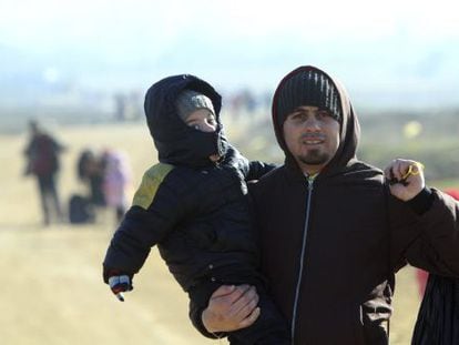 Imagen de refugiados procedentes de Oriente Próximo camino de un campamento en la ciudad serbia de Miratovac.