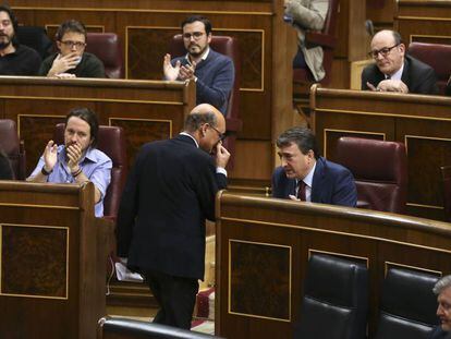 El diputado del PNV Mikel Legarda pasa junto a Aitor Esteban de camino a su escaño en el Congreso.