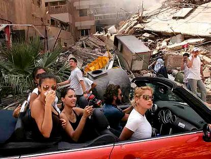 La foto premiada con el World Press Photo 2006, del fotógrafo Spencer Platt, de Getty Images, en la que unos jóvenes pasean en un descapotable por el Beirut bombardeado.