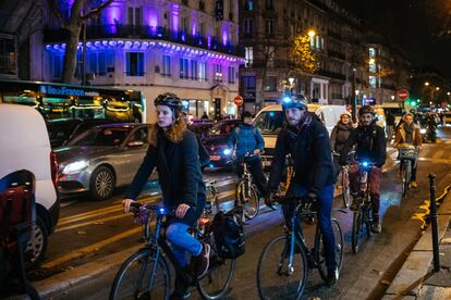 Varios ciudadanos viajan en bicicleta por París, en un archivo de imagen.