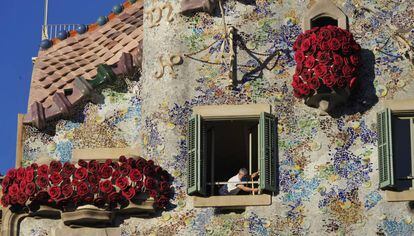 La Casa Batlló, engalanada con rosas este Sant Jordi.