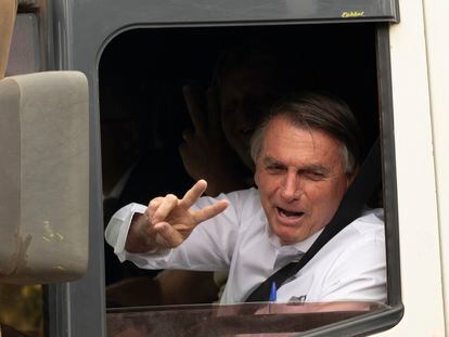 El presidente de Brasil, Jair Bolsonaro, en un camión durante la grabación de un video de propaganda electoral.