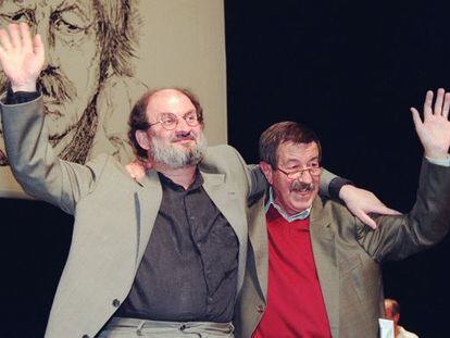 Salman Rushdie y Günter Grass, en la fiesta del 70 cumpleaños del escritor alemán celebrada en Hamburgo, en 1997.