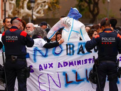 Personal sanitario, a las puertas del Parlament de Catalunya para protestar contra el acuerdo salarial del ICS