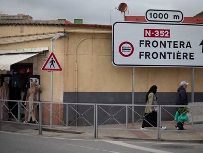 Un cartel en Ceuta señaliza la distancia hasta la frontera con Marruecos.