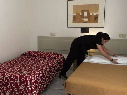 Una camarera de piso o 'kelly' trabajando en un establecimiento de Sevilla. En vídeo: Así es una jornada de una camarera de piso.