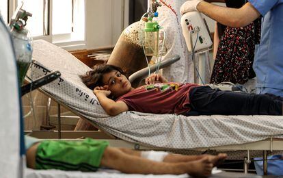 Una niña palestina herida recibe tratamiento en el hospital Al-Shifa de Gaza. 