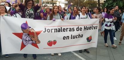 Un grupo de mujeres protesta contra las condiciones en las que trabajan y viven las jornaleras de la fresa en Huelva.