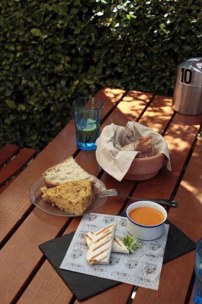 Tortilla y 'wrap' del día con salmorejo en la terraza de la cafetería del Botánico.