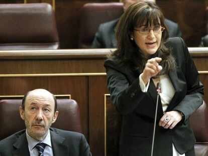 Soraya Rodr&iacute;guez y Alfredo P&eacute;rez Rubalcaba, en el Congreso.