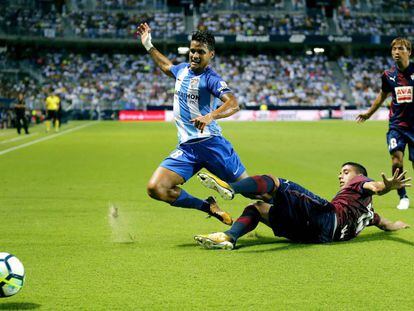 Rosales, del M&aacute;laga, pugna con Jos&eacute; Angel, zaguero del Eibar, durante el partido que les enfrent&oacute; en la primera jornada de liga