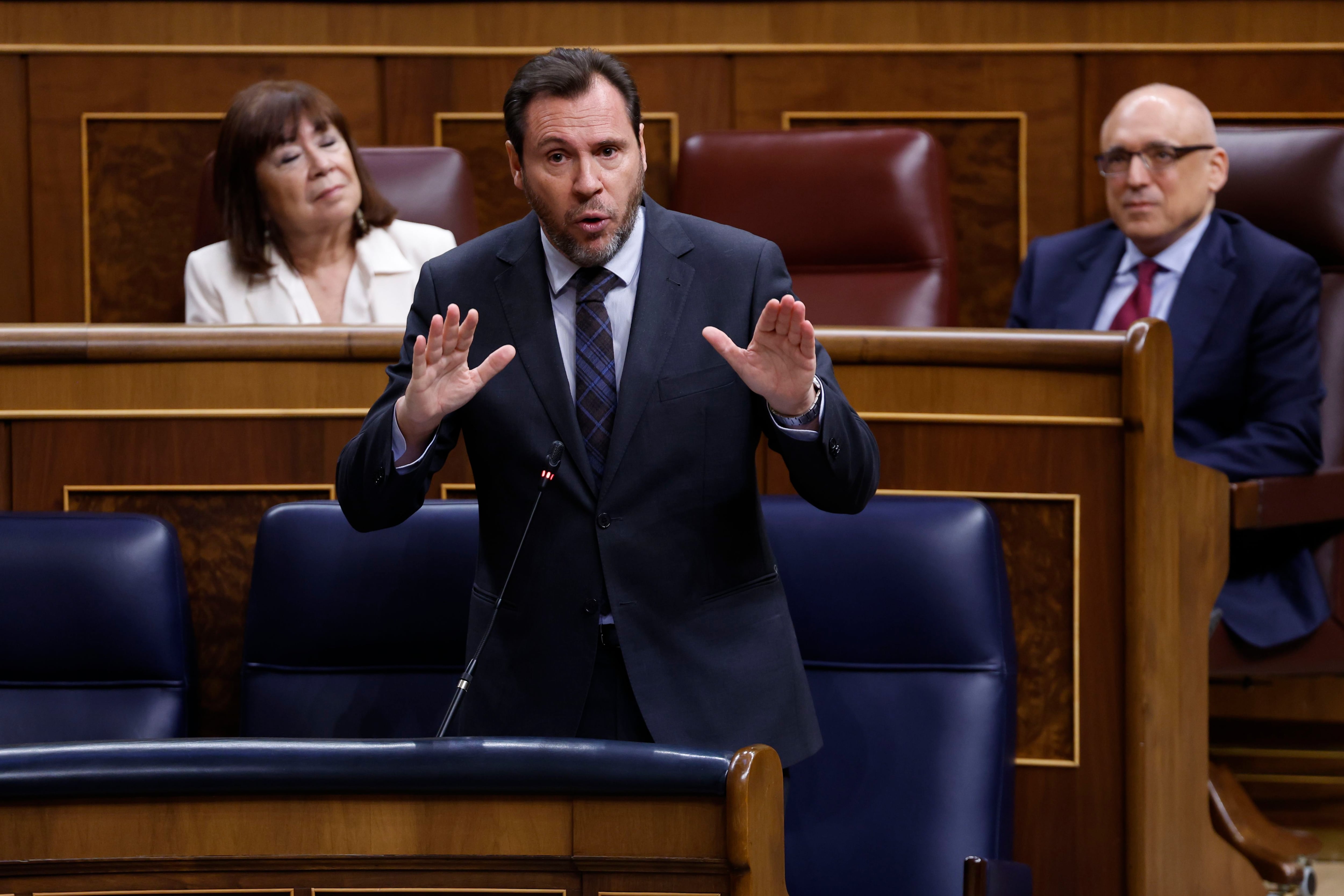 MADRID, 20/03/2024.- El ministro de Transporte y Movilidad Sostenible, Óscar Puente durante la sesión de control al Gobierno celebrada este miércoles en el Congreso. EFE/Javier Lizón
