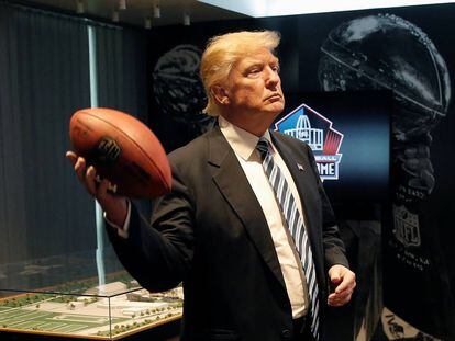 Trump con un bal&oacute;n de f&uacute;tbol americano. 